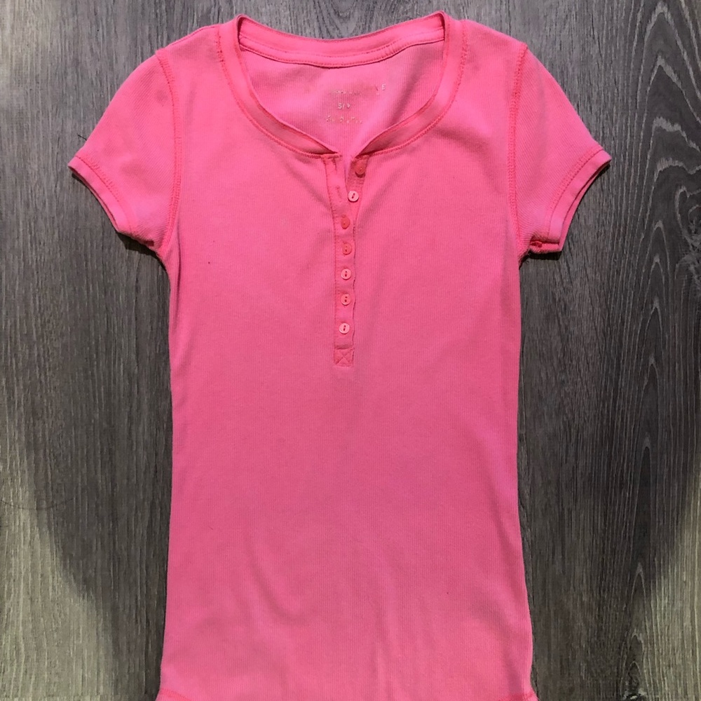 pink t shirt